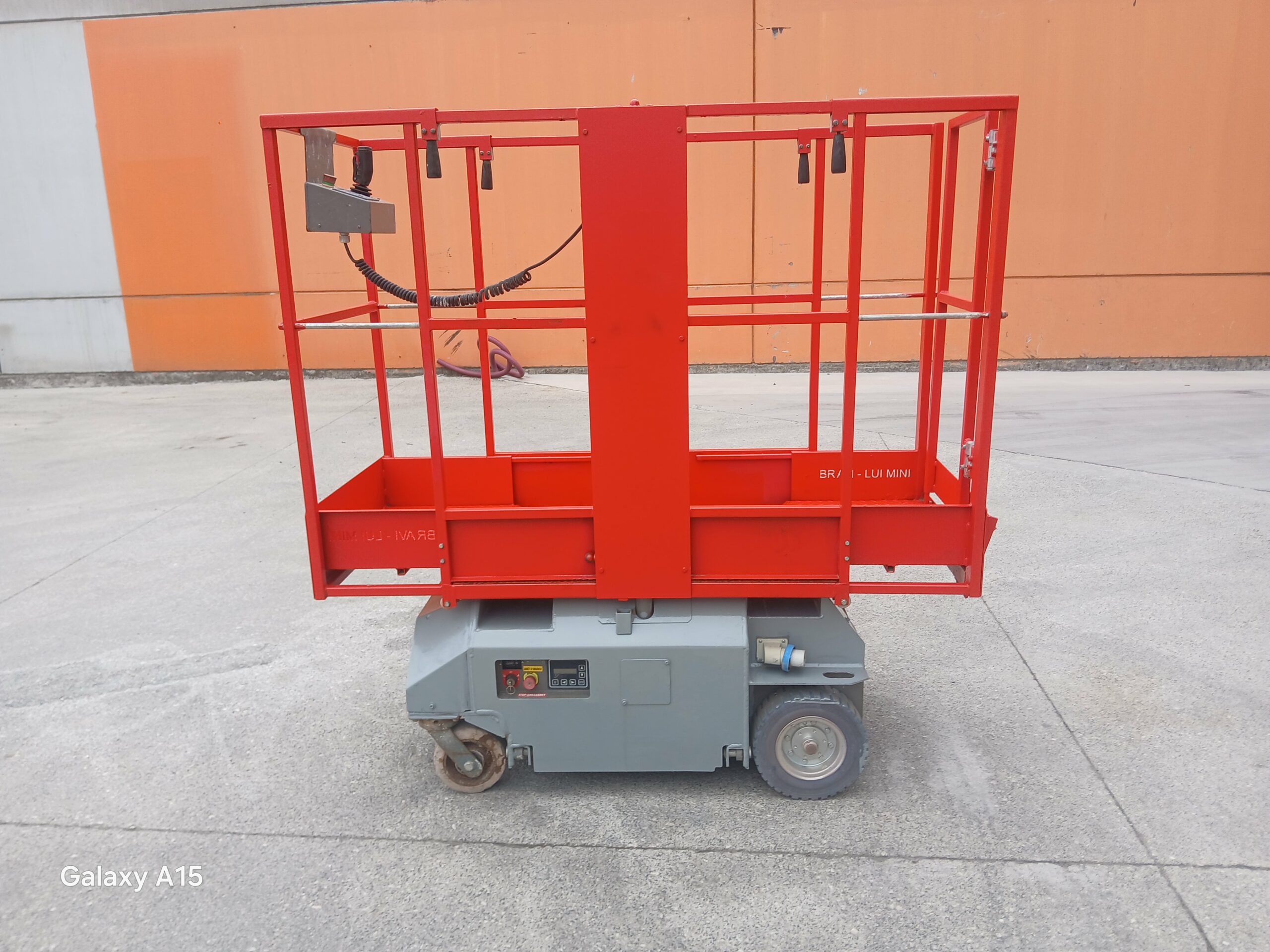 PLATAFORMA ELEVADORA ELECTRICA Bravisol Vertical Mast Lift